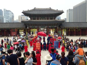 pertunjukan di geongbokung palace